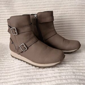 Merrell Women's Alpine Buckle Waterproof boots in the color Falcon. Size 10